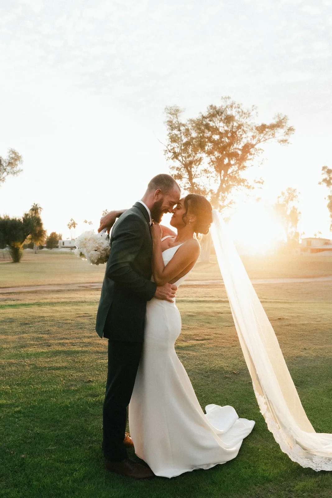 Beso de los novios con el sol detrás