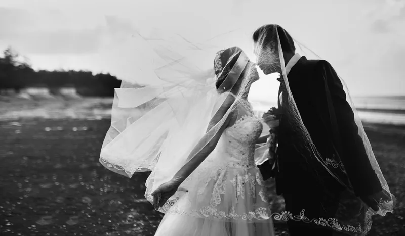 Novios en blanco y negro con el velo al viento