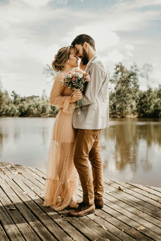 Pareja en un muelle frente al agua