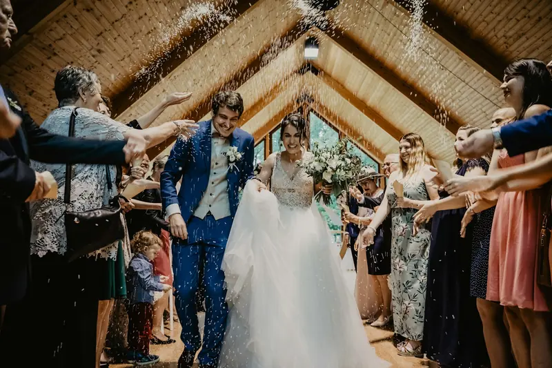 Salida de los novios entre invitados