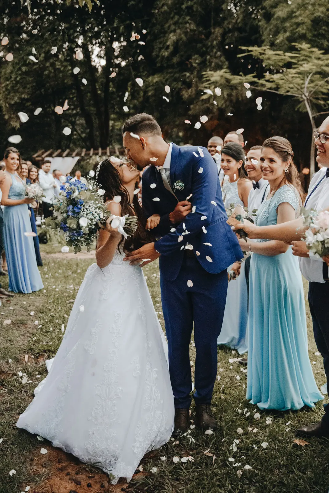 Lluvia de pétalos sobre los novios