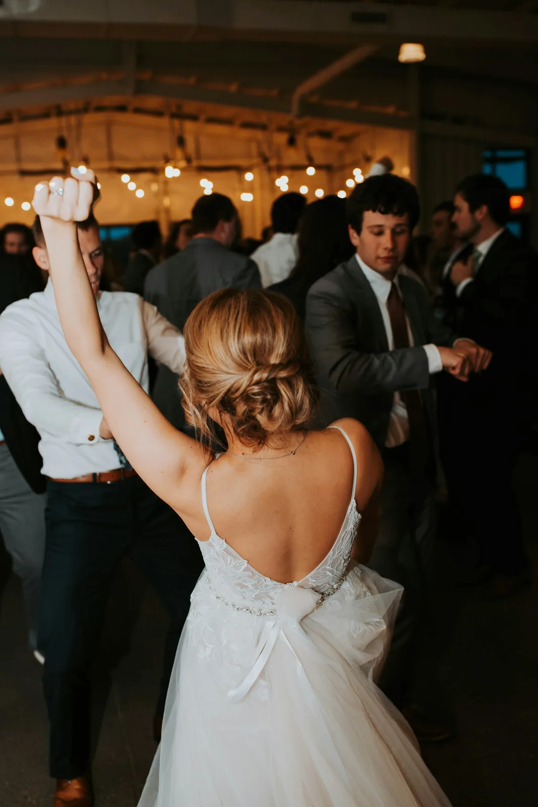 Novia bailando de espaldas en la fiesta