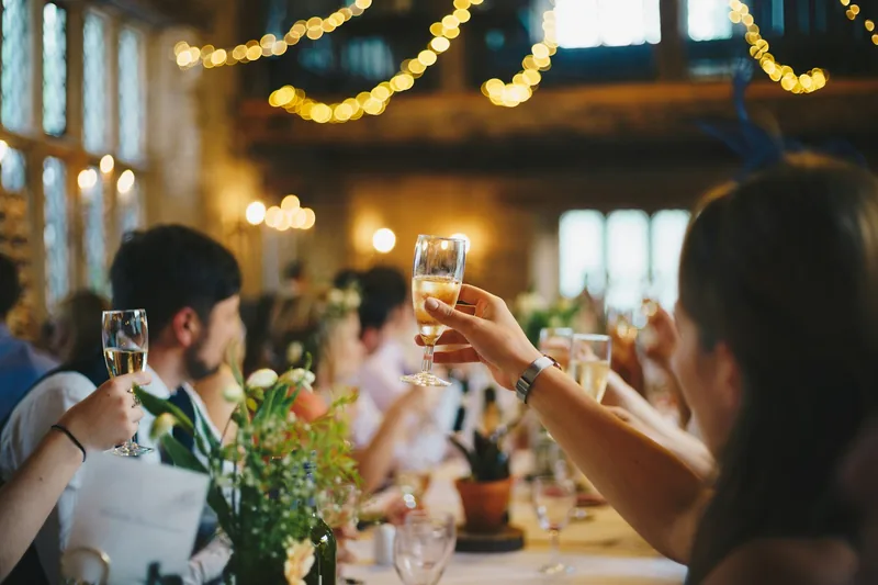 Brindis con luces colgantes