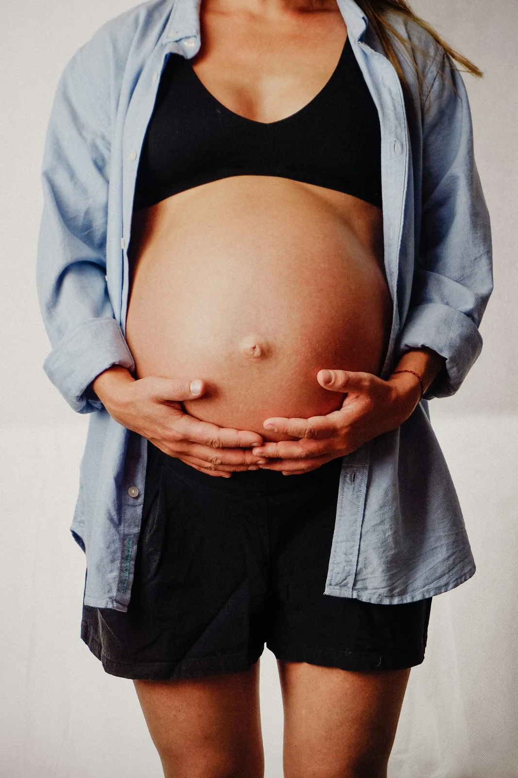 Manos sobre la panza de embarazo
