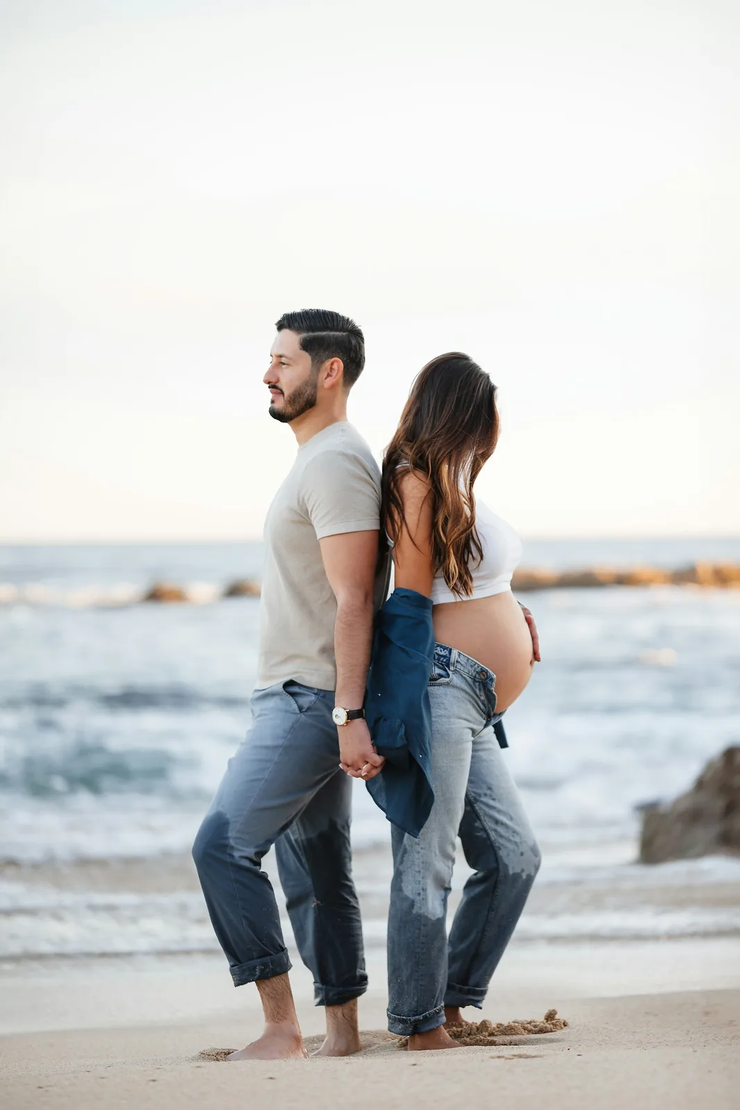 Pareja esperando un bebé en la orilla