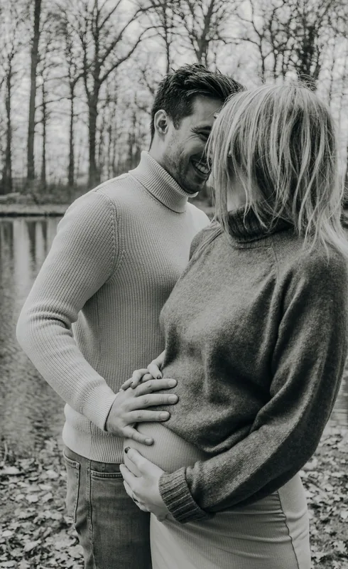 Pareja esperando un bebé en blanco y negro