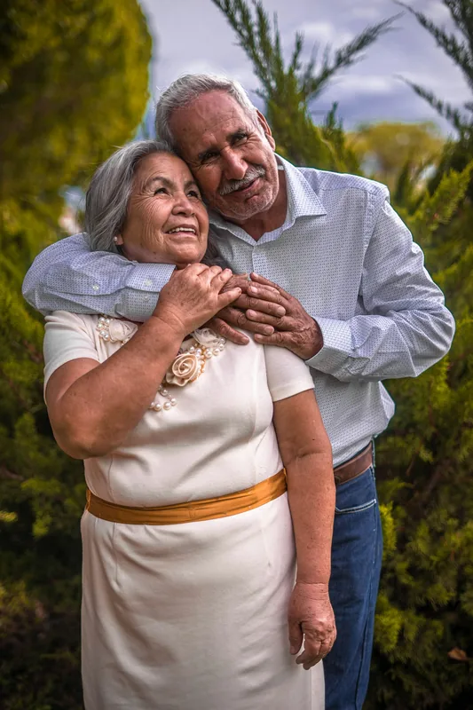 Pareja mayor riendo abrazada