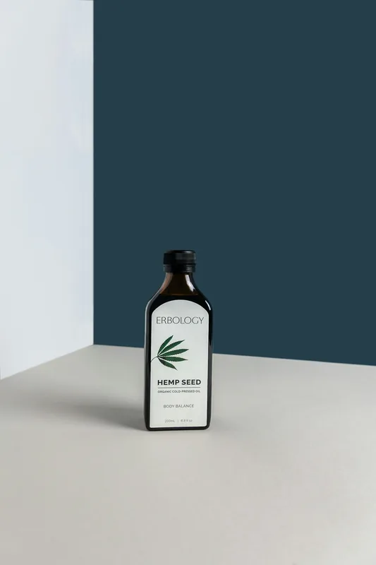 Botella sobre fondo azul