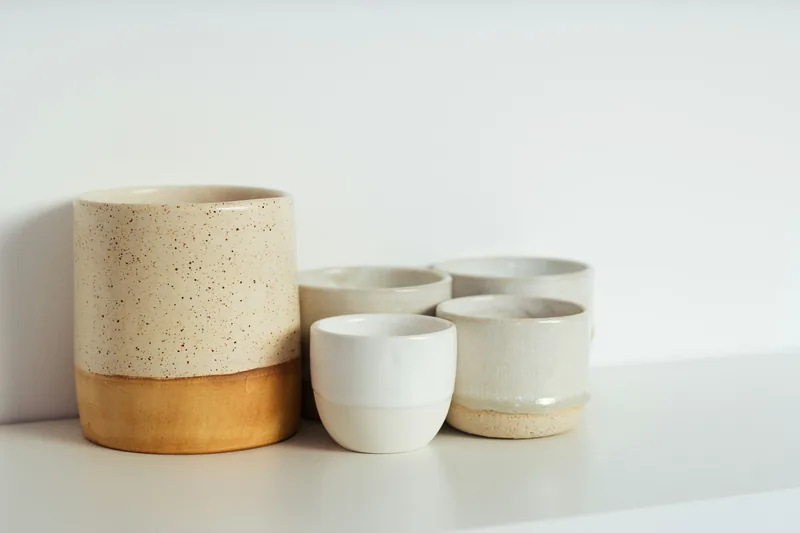 Vasos de cerámica sobre fondo blanco