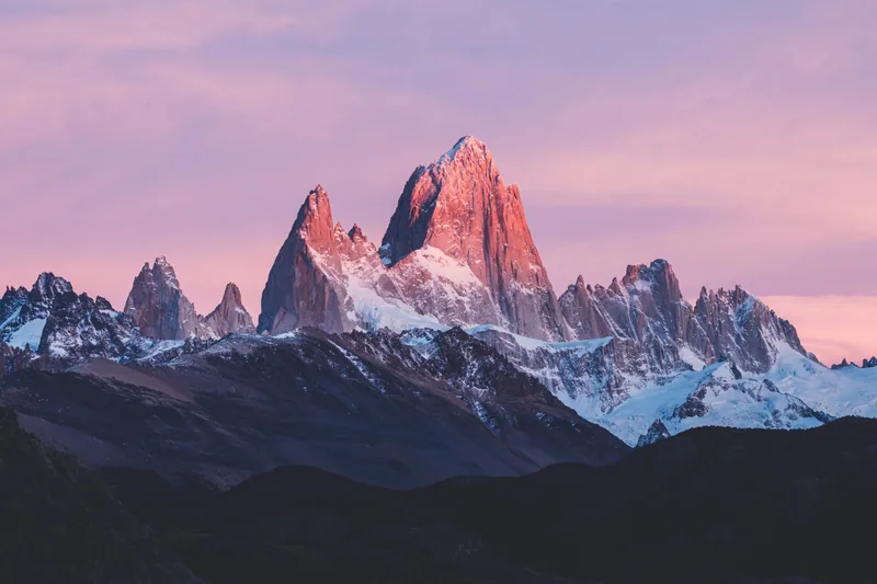 Cerro Fitz Roy con el cielo rosado