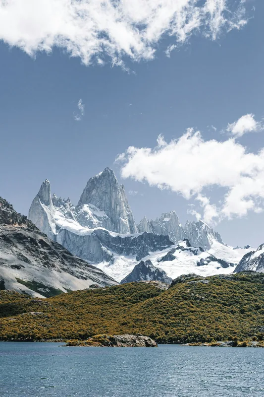 Cerro nevado sobre un lago