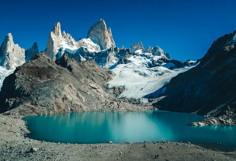 Laguna turquesa al pie del Fitz Roy