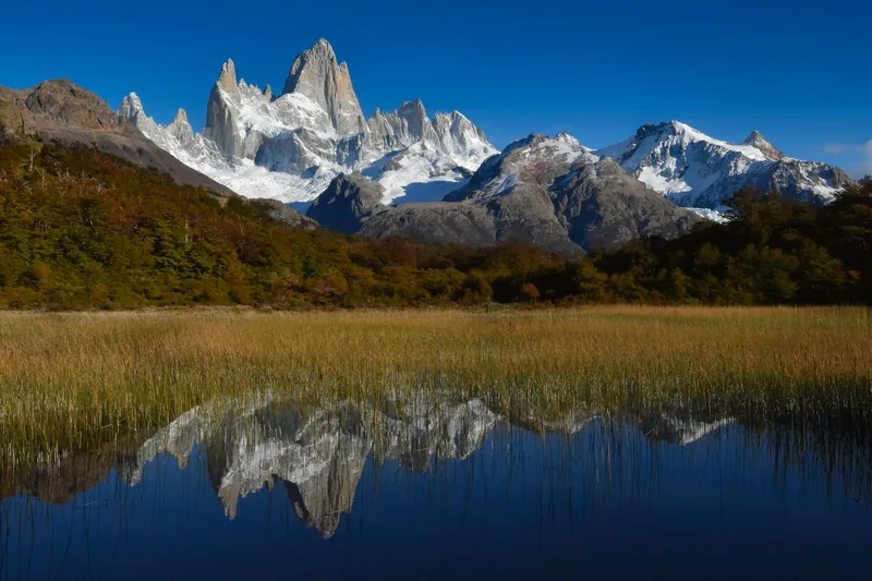 Reflejo de las montañas en un lago