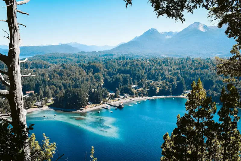 Lago azul entre bosques