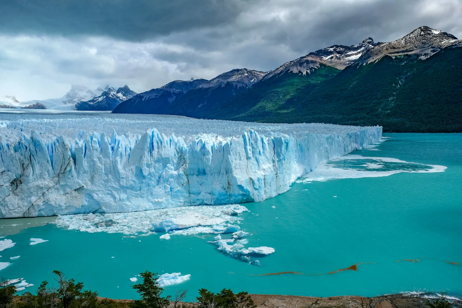 Glaciar sobre el lago