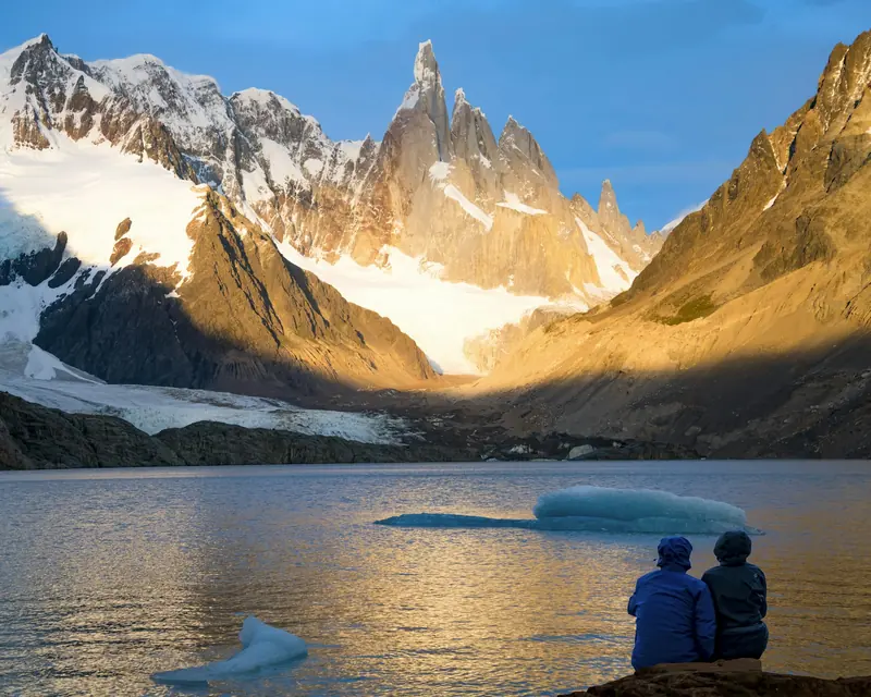 Lago con témpanos al amanecer