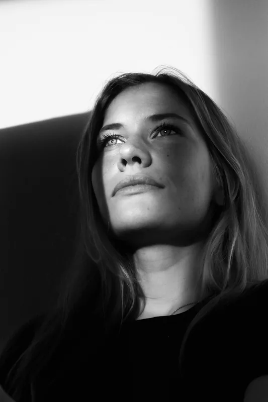 Retrato en blanco y negro mirando hacia la luz