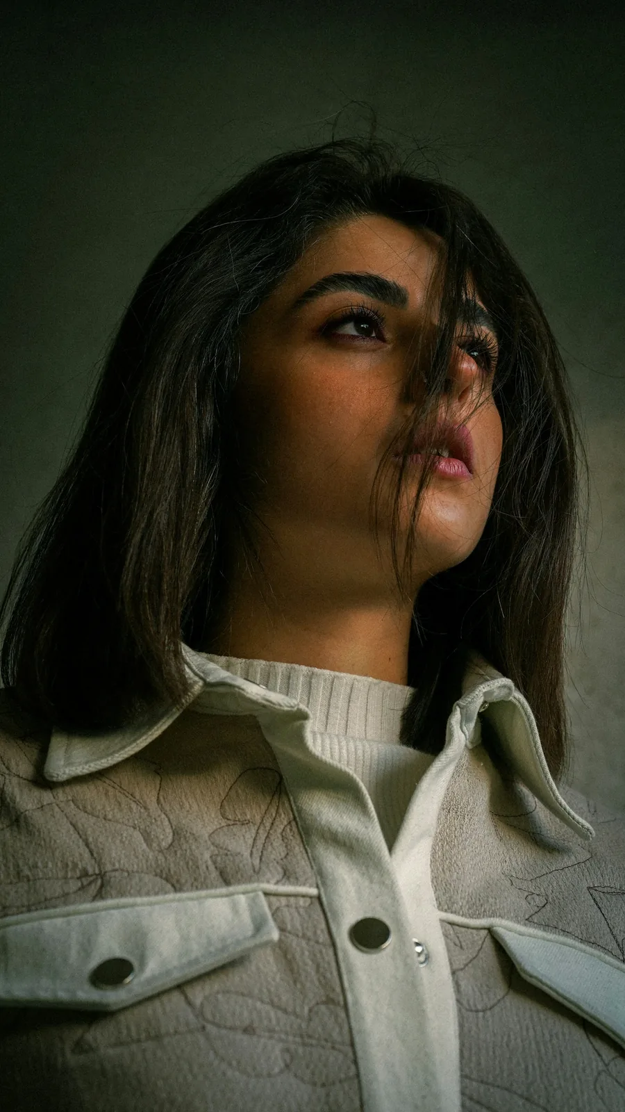 Retrato con el pelo sobre la cara