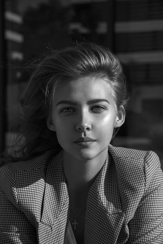 Retrato en blanco y negro con saco a cuadros